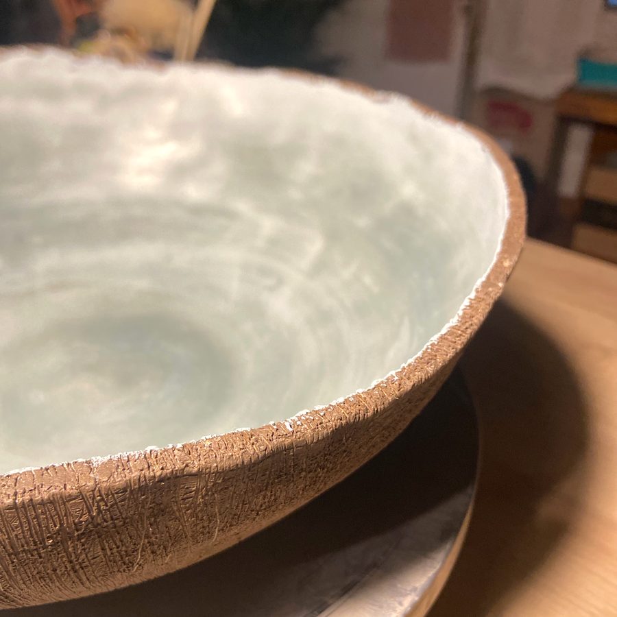 Tigela de textura riscada com interior em esmalte celadon